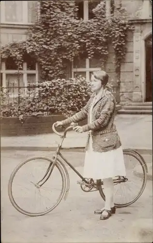 Foto Ak Junge Frau mit einem Fahrrad, 1932
