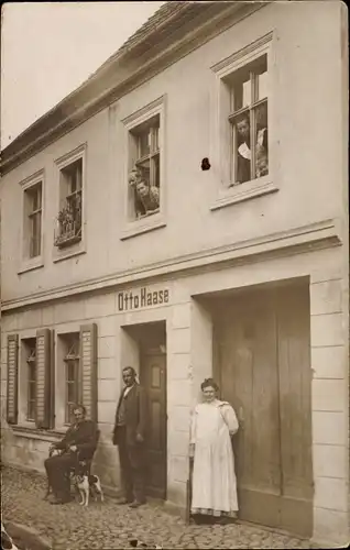 Foto Ak Berlin Wedding ?, Geschäftshaus Otto Haase, Anwohner, Fotograf Paul Klinke, Müllerstraße 30