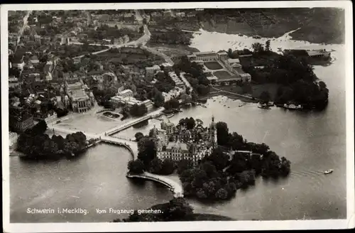 Ak Schwerin in Mecklenburg, Blick auf den Ort, Schloss, Fliegeraufnahme