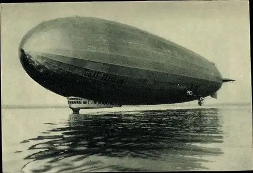 Ak Luftschiff LZ 127 Graf Zeppelin über dem Bodensee, Wasserlandung