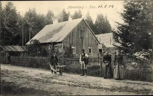 Ak Mönchshof Römhild in Thüringen, Straßenpartie, Personen, Holzhaus