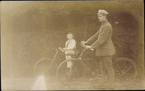 Foto Ak Zwei Jungen mit Fahrrädern, Portrait