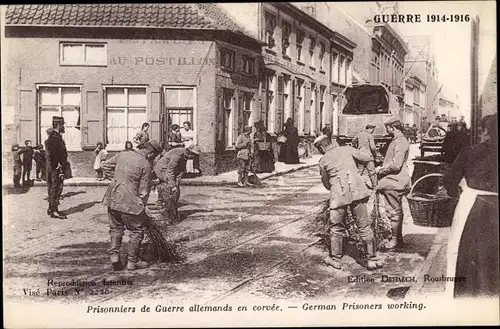 Ak Deutsche Kriegsgefangene bei der Arbeit, Straßenkehrer