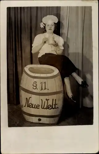 Foto Ak Neue Welt, Frau mit Bierkrug, Bierfass, Portrait