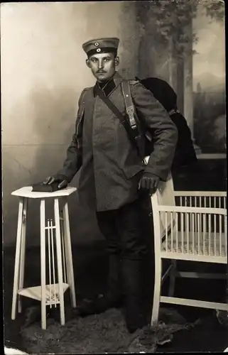 Foto Ak Deutscher Soldat in Uniform mit Gepäck, Portrait