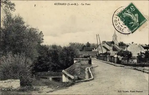 Ak Guérard Seine-et-Marne, Le Pont