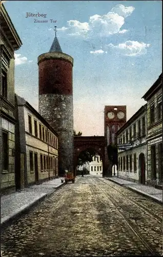 Ak Jüterbog im Kreis Teltow Fläming, Straßenpartie mit Blick auf das Zinnaer Tor