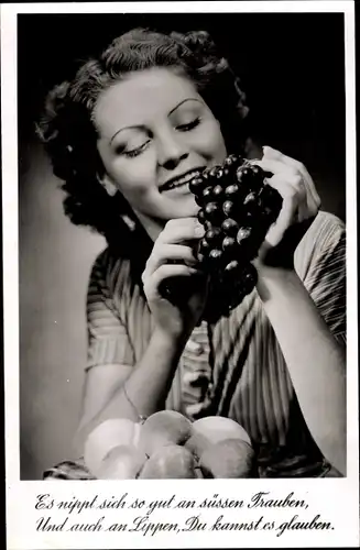 Ak Frau mit Weintrauben, Es nippt sich so gut an süßen Trauben