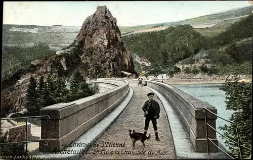 Ak Saint Étienne Loire, Rochetaillée, Le Pic et la Chaussée du Mur, Junge mit Hund auf Brücke