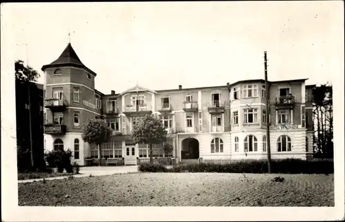 Foto Ak Ostseebad Kühlungsborn, Ortspartie mit Hotel