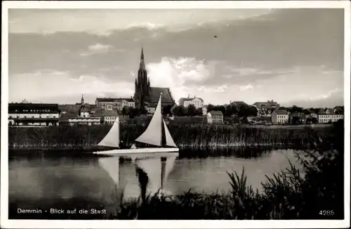 Ak Demmin in Vorpommern, Blick auf die Stadt, Seegelboot, Ufer