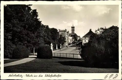 Ak Neustrelitz in Mecklenburg, Blick in die Schloßstraße