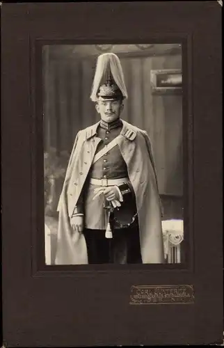Kabinettfoto Deutscher Soldat, Standportrait, Paradeuniform, Pickelhaube, Federbusch