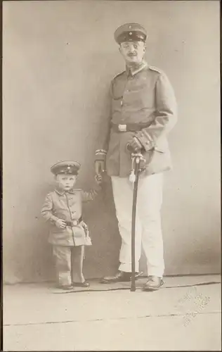 Kabinettfoto Deutscher Soldat, Kleinkind in Uniform, Standportrait, Kaiserzeit
