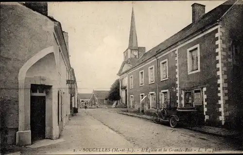 Ak Soucelles Maine et Loire, L'Eglise et la Grande Rue