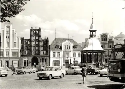 Ak Hansestadt Wismar, Markt, Wasserkunst, Gaststätte, Fahrzeuge