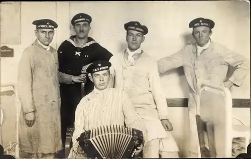 Foto Ak Seeleute in Uniformen mit Akkordeon, Kaiserliche Marine