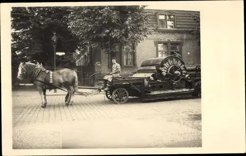 Foto Ak Pferd zieht eine Druckerpresse