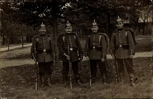 Foto Ak Vier deutsche Soldaten in Uniformen, Pickelhauben