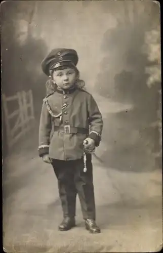 Foto Ak Kleiner Junge in Uniform