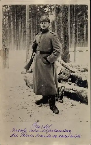 Foto Ak Deutscher Soldat in Uniform mit Mantel, Bartel, Portrait