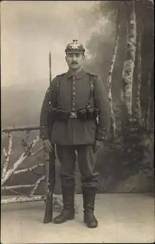 Foto Ak Deutscher Soldat in Uniform, Bajonett, Pickelhaube, Portrait