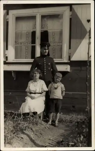 Foto Ak Deutscher Soldat mit Frau und Sohn vor einem Haus, Eisernes Kreuz, Portrait