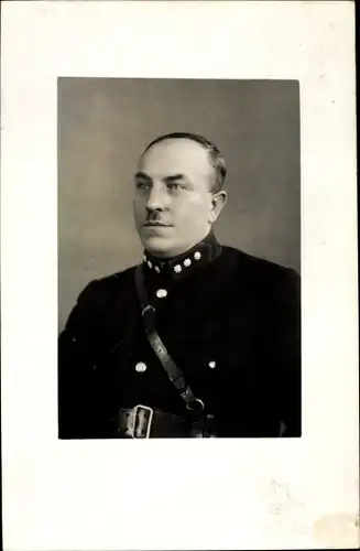 Foto Ak Soldat in Uniform, Sterne am Kragen