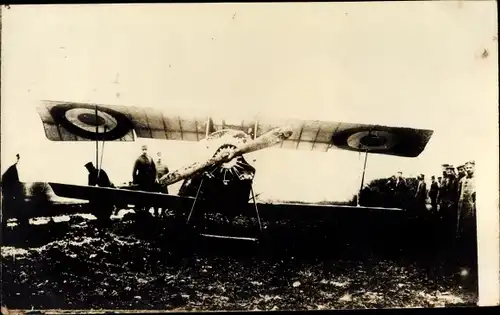 Foto Ak Französisches Militärflugzeug am Boden, deutsche Soldaten