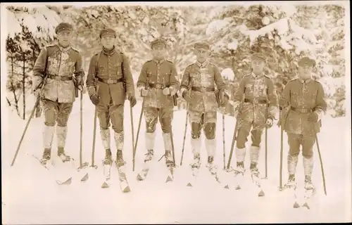 Foto Ak Deutsche Soldaten in Uniformen auf Skiern, Fotograf Kleeberg, Krummhübel