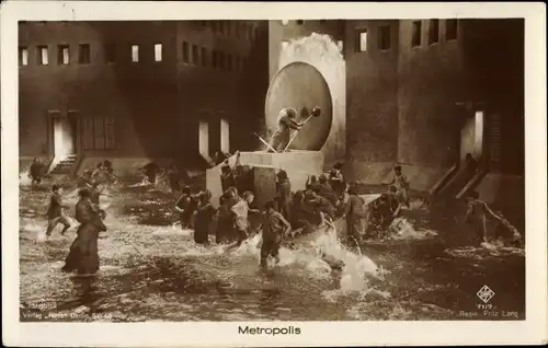 Ak Filmszene aus Metropolis, UFA Film, Regie Fritz Lang