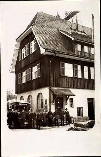 Foto Ak Postboten und Autobus vor einem Gebäude