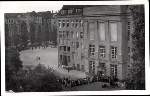 Foto Berlin, Personen stehen Schlange vor einem Gebäude