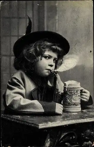 Ak Kleiner Junge raucht und trinkt Bier, Pfeife, Tracht