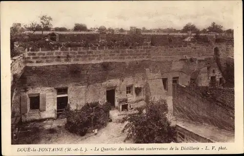 Ak Doué la Fontaine Maine et Loire, Le Quartier des habitations souterraines de la Distillerie