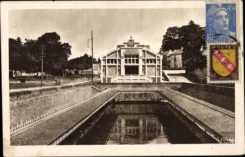 Ak Doué la Fontaine Maine et Loire, Les Fontaines et le Theatre