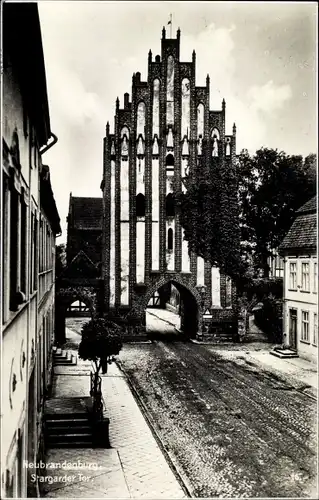 Ak Neubrandenburg in Mecklenburg Vorpommern, Ansicht vom Stargarder Tor