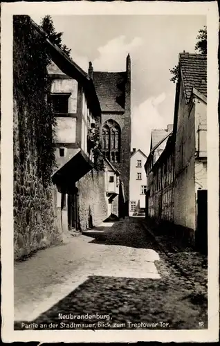 Ak Neubrandenburg in Mecklenburg Vorpommern, Partie an der Stadtmauer, Treptower Tor