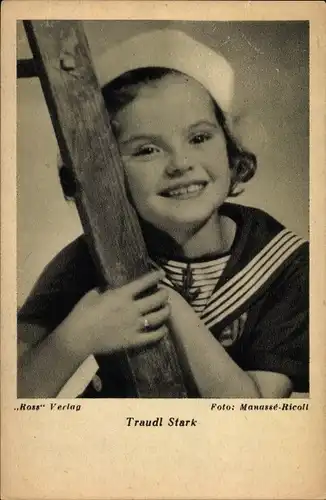 Ak Schauspielerin Traudl Stark, Matrosenkleid mit Hut, Portrait