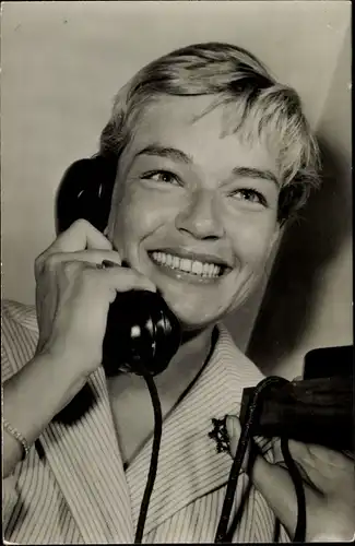 Ak Schauspielerin Simone Signoret, Telefon, Portrait