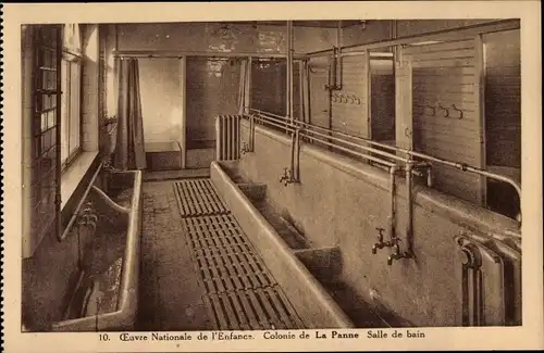 Ak La Panne Westflandern, Oeuvre Nationale de l'Enfance, Colonie de La Panne, Salle de bain