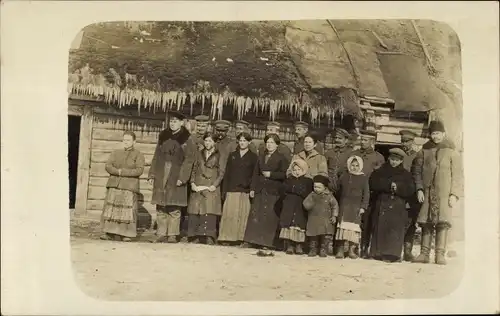 Foto Ak Östlicher Kriegsschauplatz, deutsche Soldaten mit Einheimischen 1917, I WK