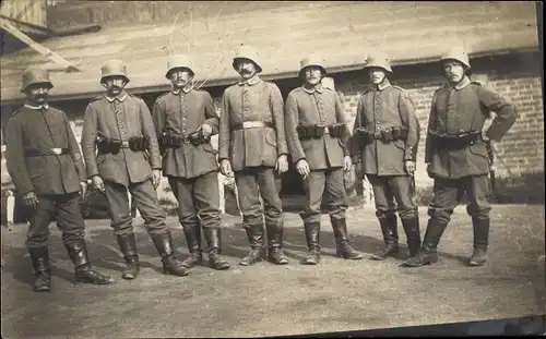 Foto Ak Deutsche Soldaten in Uniformen, Gruppenaufnahme