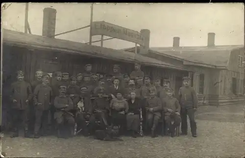 Foto Ak Lesnaja Russland, Deutsche Soldaten in Uniformen 1918, Etappen Magazin, I WK