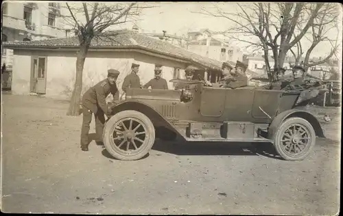 Foto Ak Deutsche Soldaten in Uniformen mit Automobil