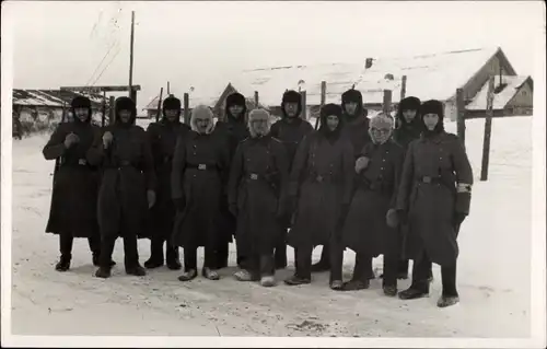 Foto Ak Soldaten in Uniformen im Winter, Sanitäter