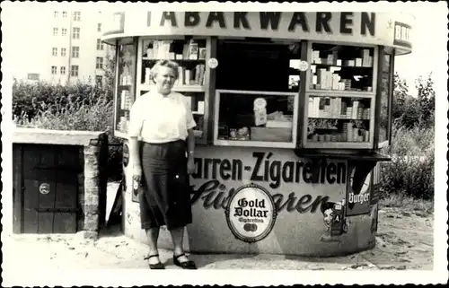 Foto Frau vor einem Kiosk, Tabakwaren