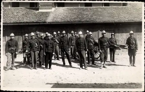 Foto Ak Feuerwehrleute in Uniformen vor einem Gebäude