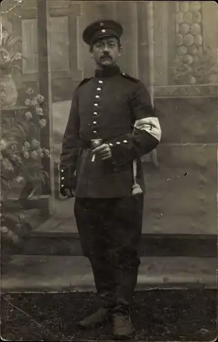 Foto Ak Deutscher Soldat in Uniform mit Zigarette, Rotes Kreuz, Sanitäter, Portrait