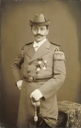 Foto Ak Berlin Neukölln, Schütze in Uniform, Orden, Jäger, Portrait, Fotograf R. Cuno